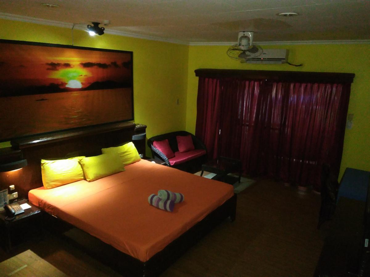 Mango'S Beachfront Resort Olongapo Buitenkant foto